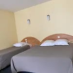 Logis Restaurant Des Voyageurs מלון Le Malzieu-Ville